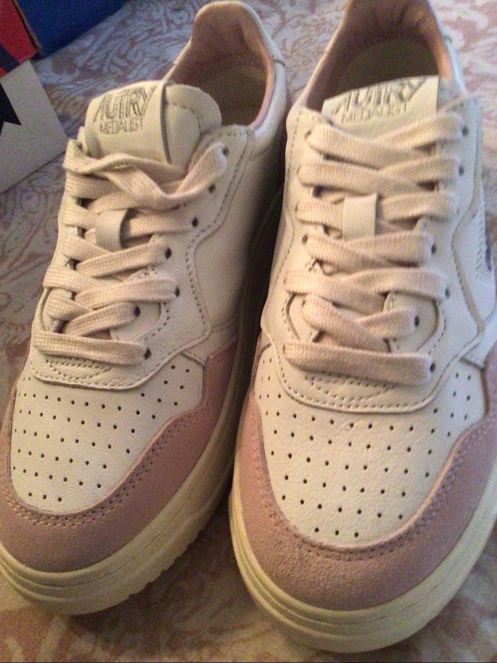 Autry Retro Medalist Low-Top Sneakers in Cream Leather & Suede 
Blush